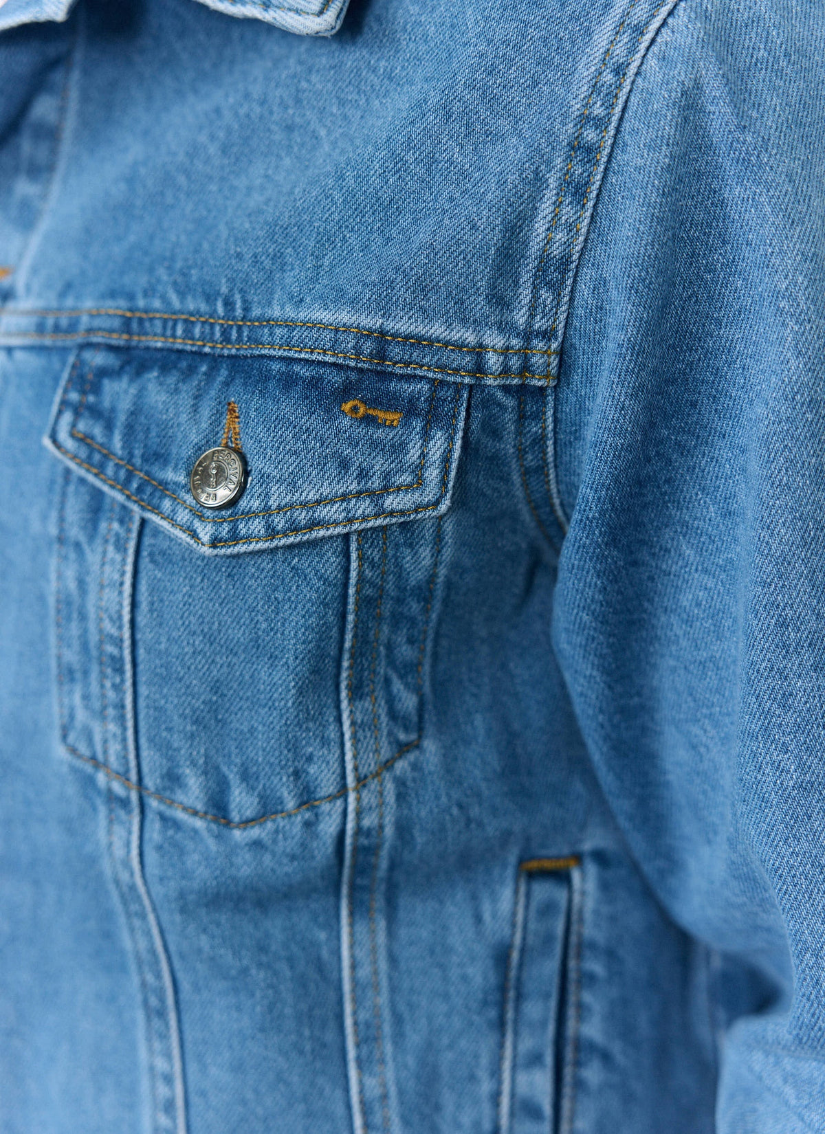 Men's Denim Trucker Jacket - Light Wash Blue | Percival