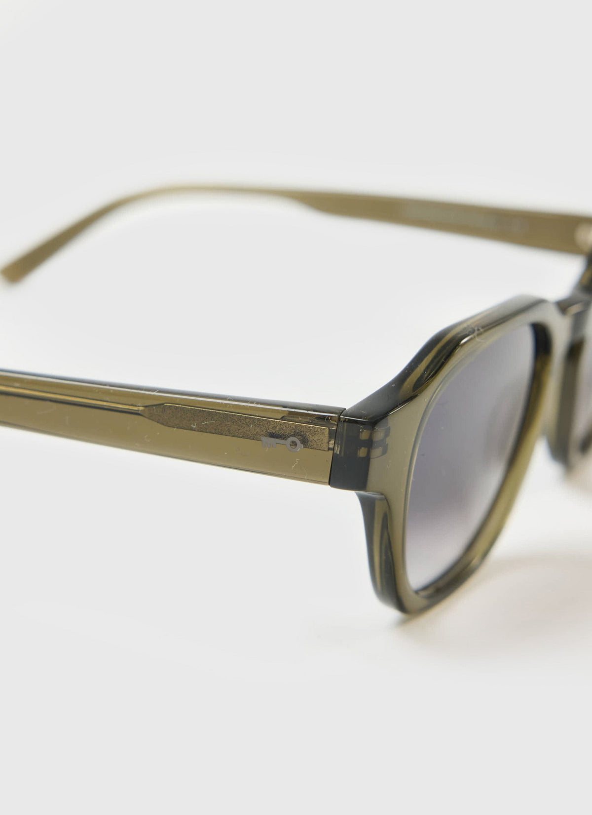 P001-E52 Olive Green Sunglasses - Light Brown Lenses | Percival